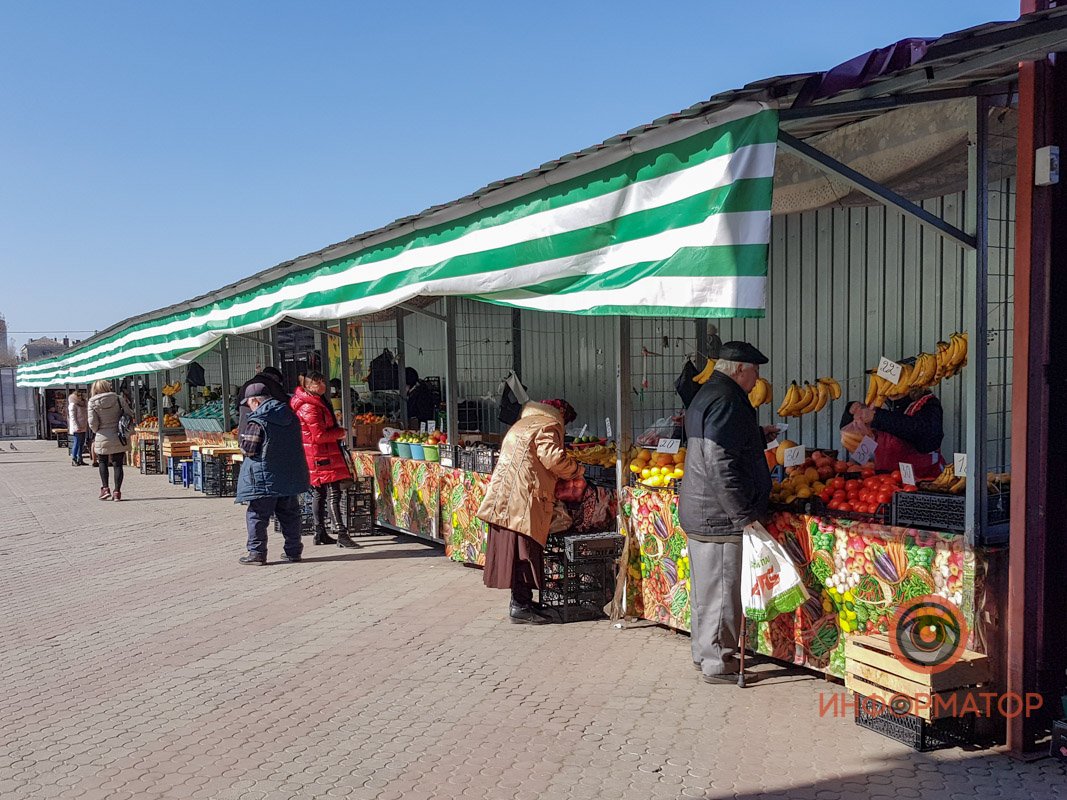 Овощи, фрукты, зелень, приправы - все открыто лежит на столах Овощи, фрукты, зелень, приправы - все открыто лежит на столах