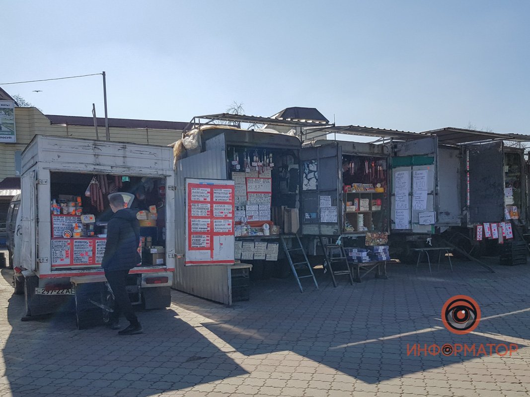 Товары просто томятся на свежем воздухе, пока мимо них проходят десятки людей Товары просто томятся на свежем воздухе, пока мимо них проходят десятки людей