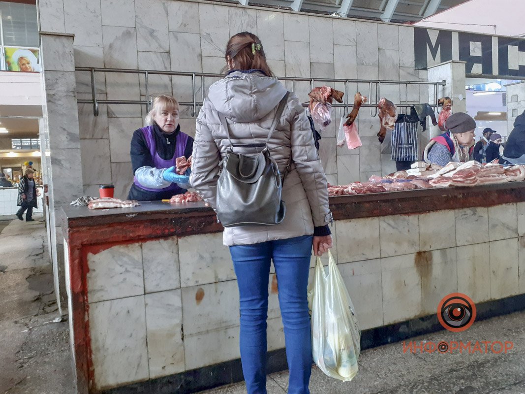 Мясо лежит на столах Мясо лежит на столах