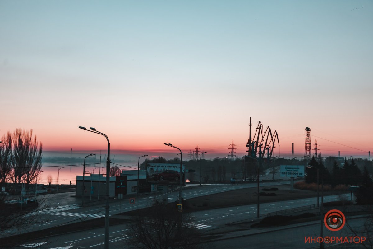 Горизонт окаймлен розовым свечением Горизонт окаймлен розовым свечением