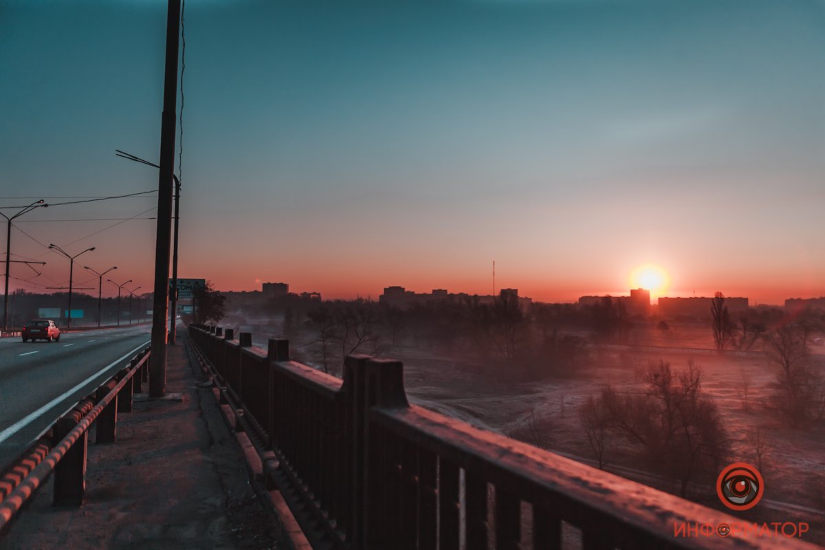 Выглядывает из-за многоэтажек Выглядывает из-за многоэтажек