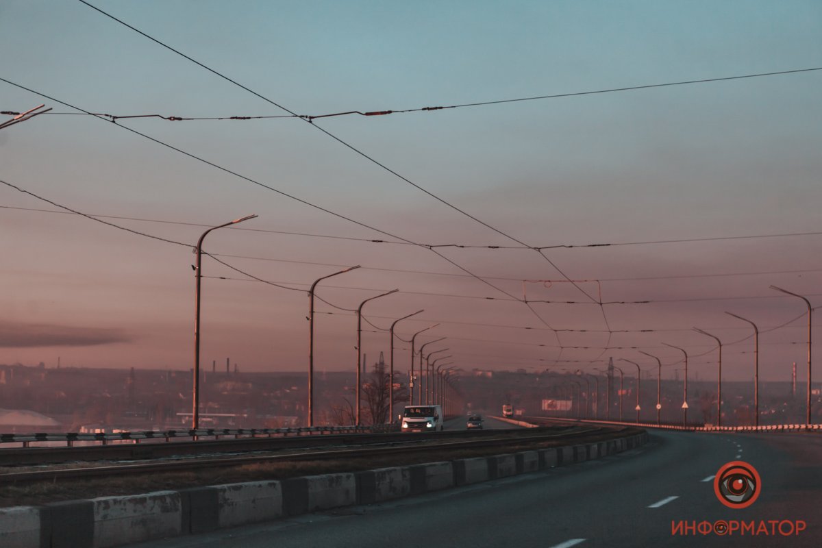 А кто-то уже встречает день в дороге А кто-то уже встречает день в дороге