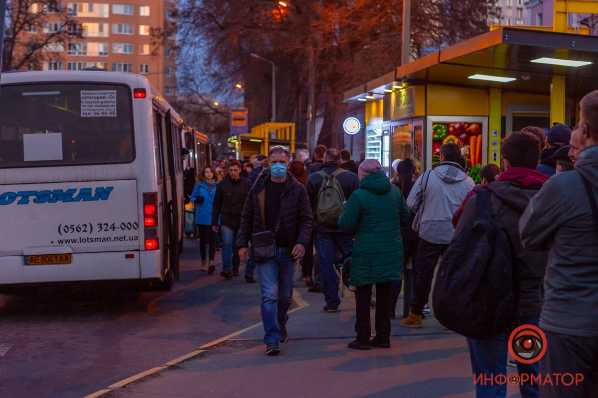 Намеренно не смотрит по сторонам, чтобы не видеть, какой длины очередь и заранее не расстраиваться