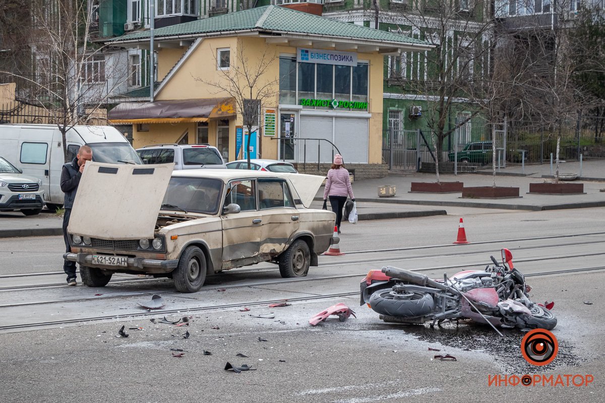 Удар пришелся в левый бок автомобиля