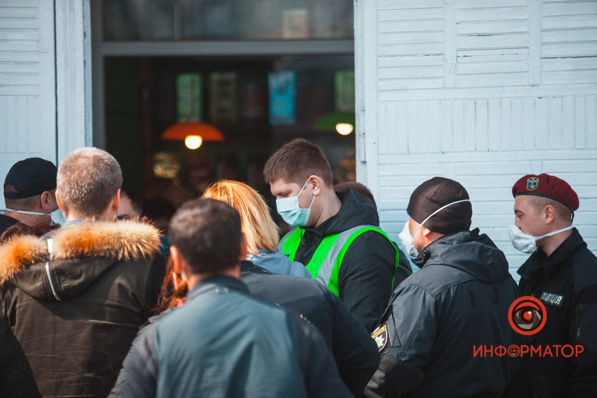 На входе работают полицейские На входе работают полицейские