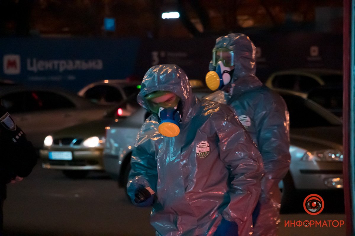 Сотрудники ГСЧС работали в защитных костюмах Сотрудники ГСЧС работали в защитных костюмах