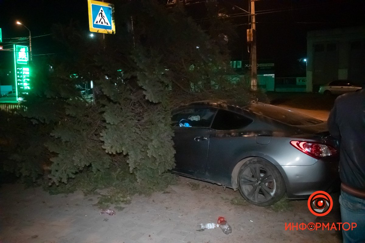 Водитель снес забор и врезался в елку