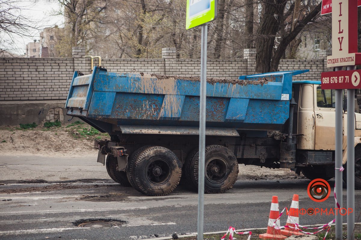 Под автомобилем провалился асфальт