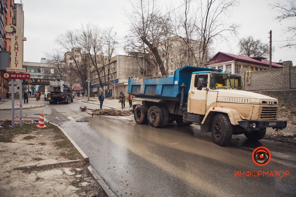 Авто уже вытащили из ямы