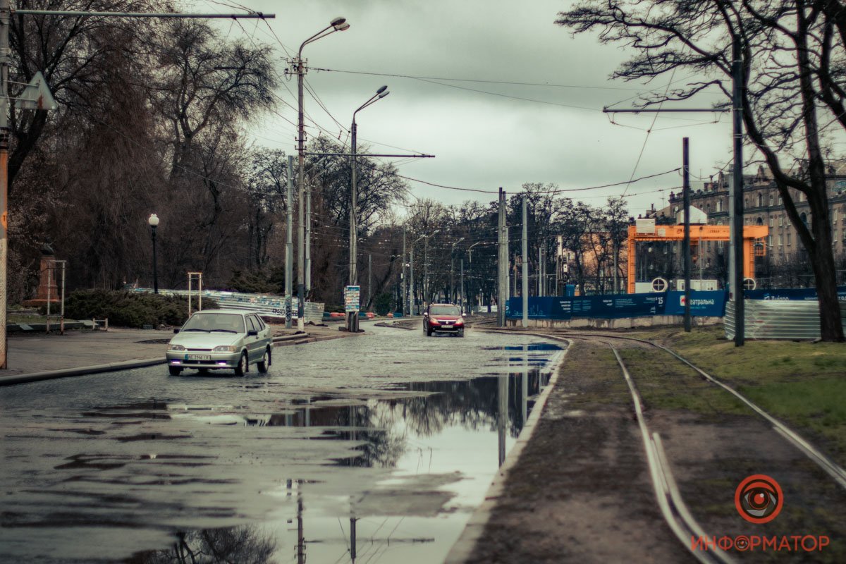 Стоит, травинку жуя, Стоит, травинку жуя,
