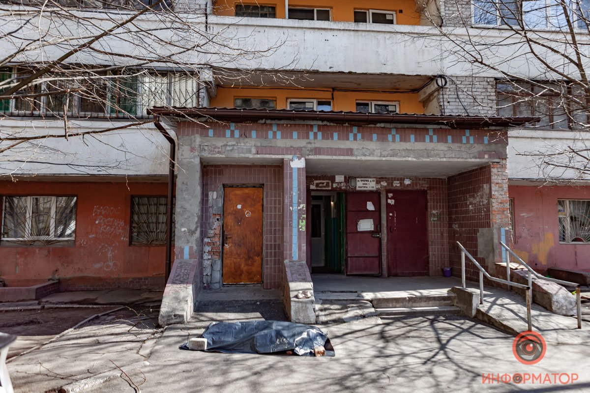 Тело нашли во дворе дома №106 по улице Надежды Алексеенко