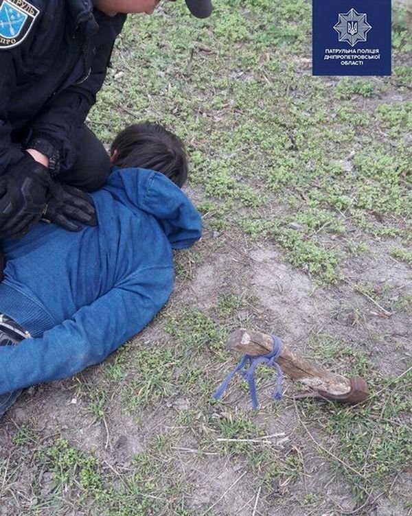 29-летний мужчина привязал к руке топор и угрожал товарищу 29-летний мужчина привязал к руке топор и угрожал товарищу