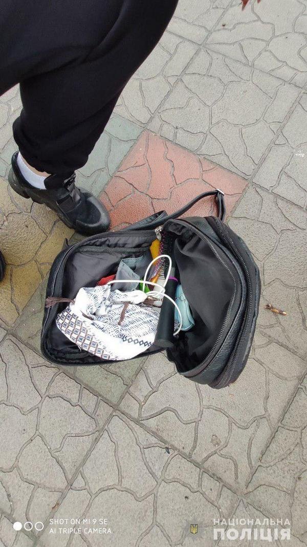 Мужчина покусился на женскую сумку