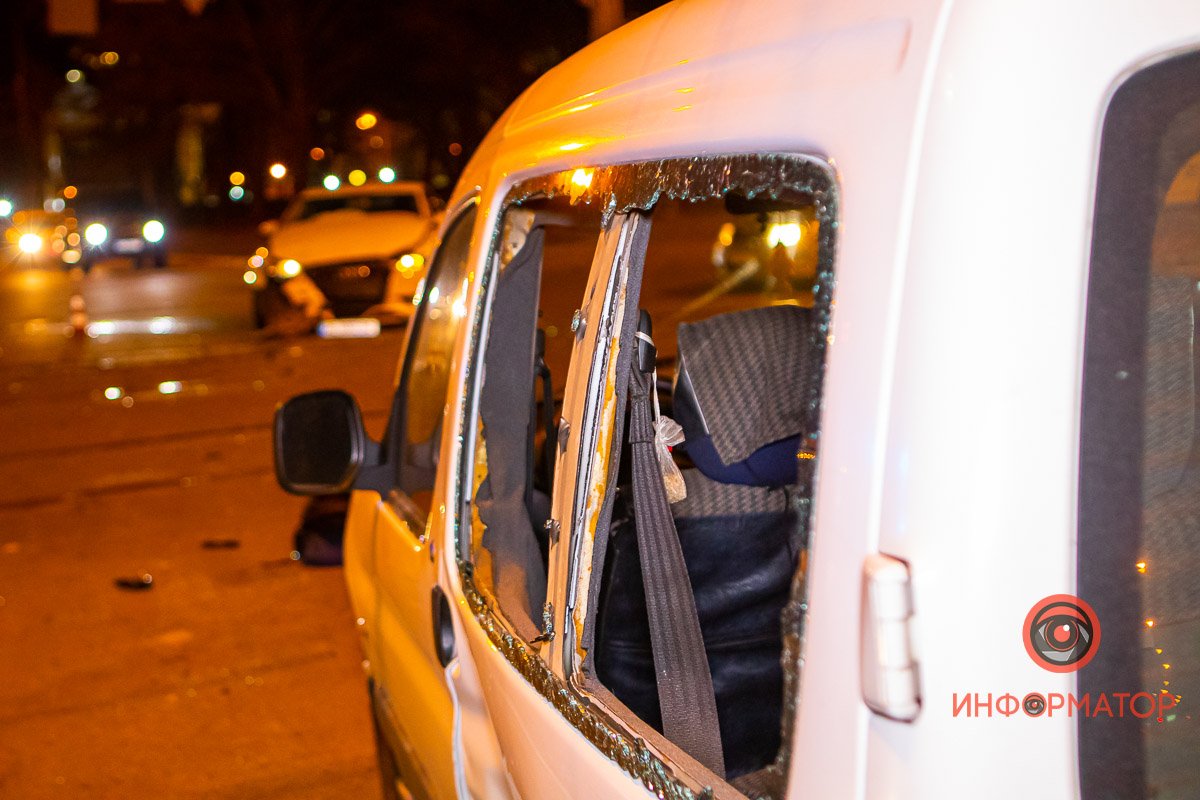 Peugeot ехал по проспекту Яворницкого Peugeot ехал по проспекту Яворницкого