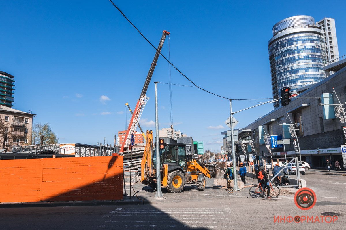 На месте работает техника