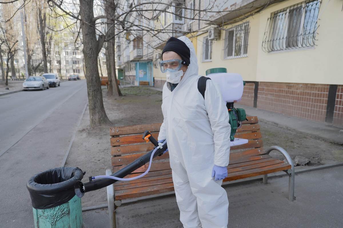 В Днепре начали дезинфицировать подъезды 2