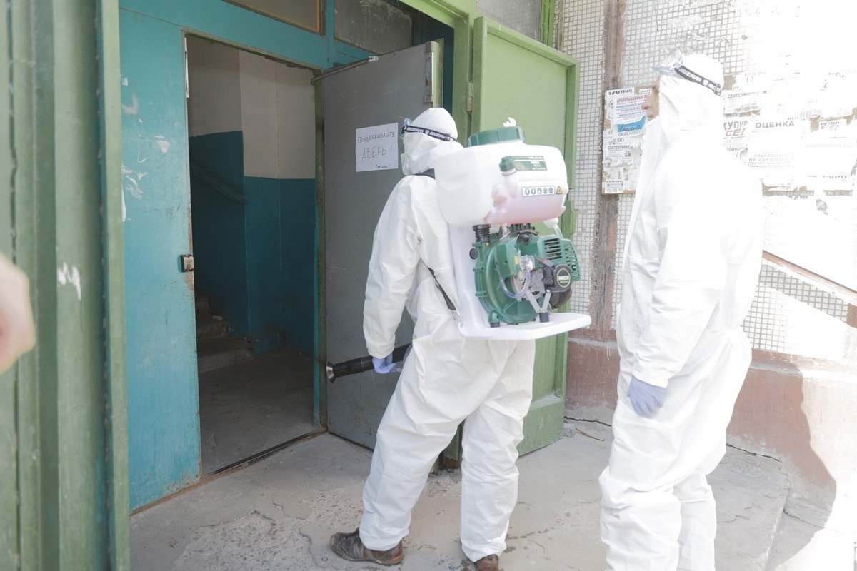В Днепре начали дезинфицировать подъезды 3