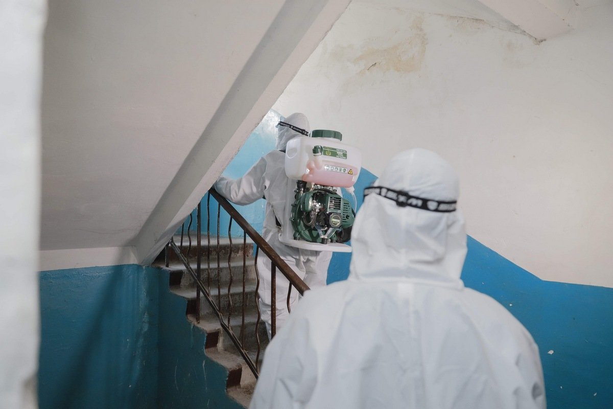 В Днепре начали дезинфицировать подъезды 4