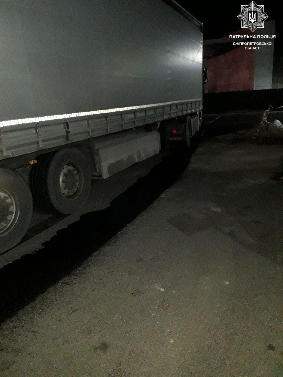 на асфальт вылилось 400 литров топлива на асфальт вылилось 400 литров топлива