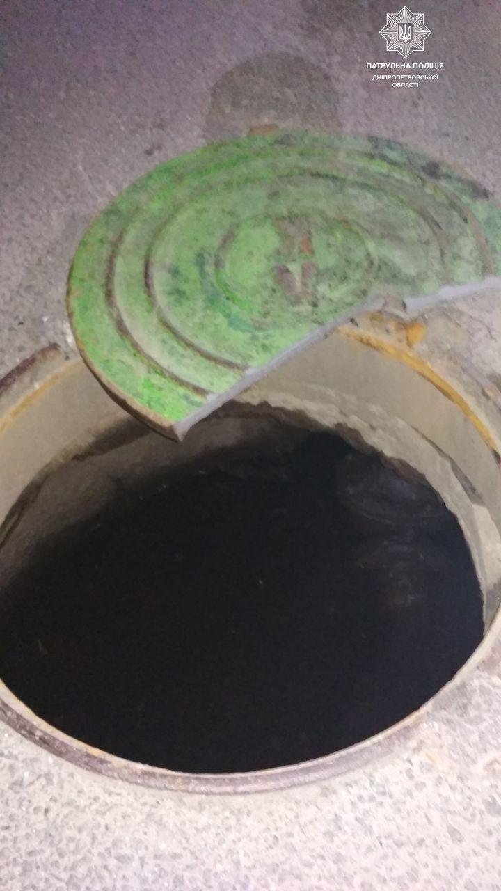 MAN с полуприцепами наехал на люк MAN с полуприцепами наехал на люк