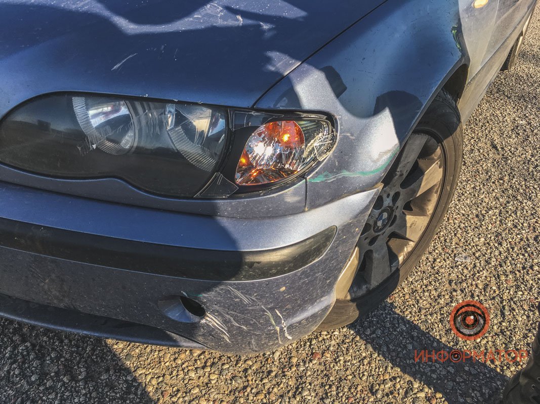 Автомобиль BMW ударил велосипед в заднее колесо