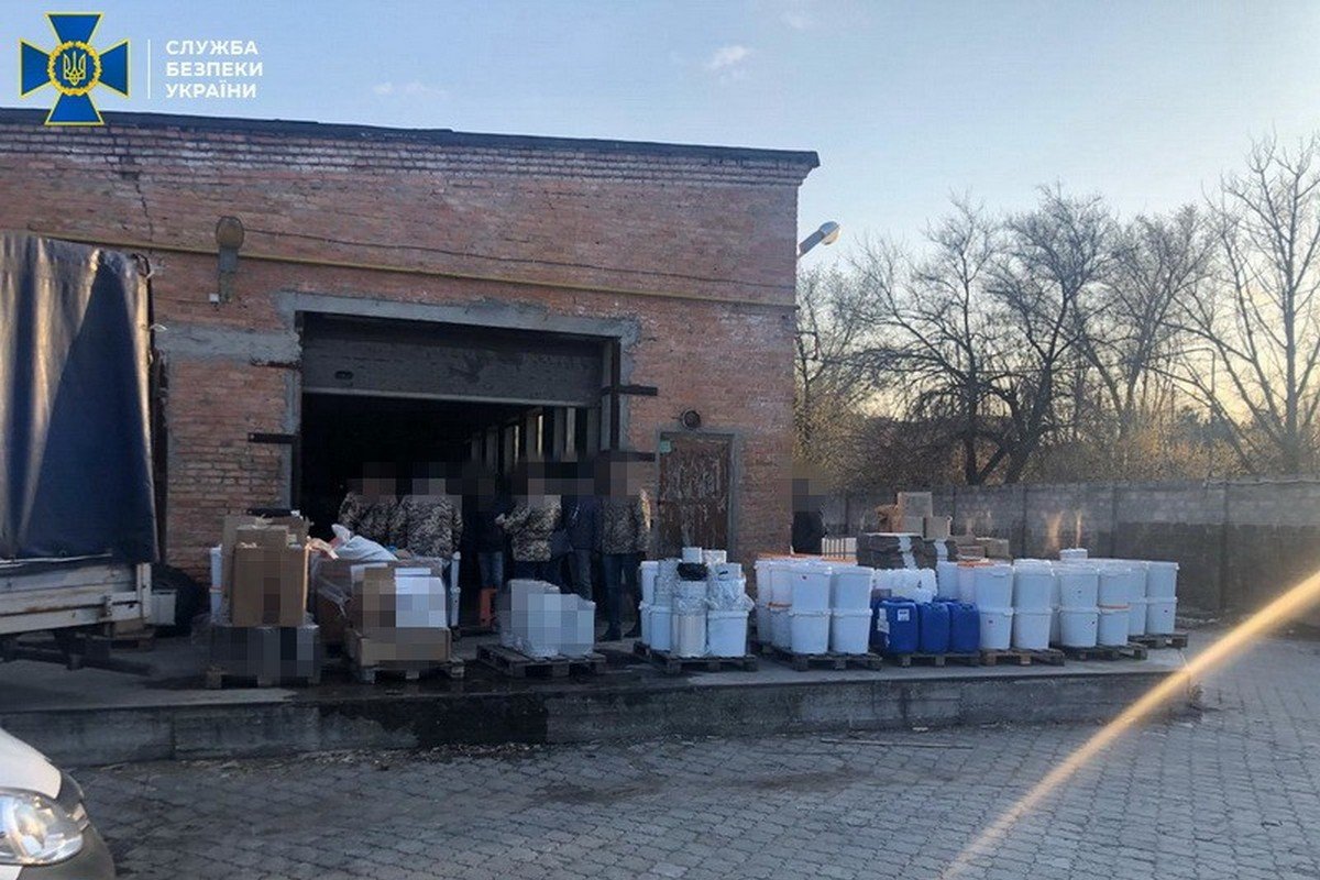 В Днепре СБУ заблокировала подпольное производство табака для кальяна 1