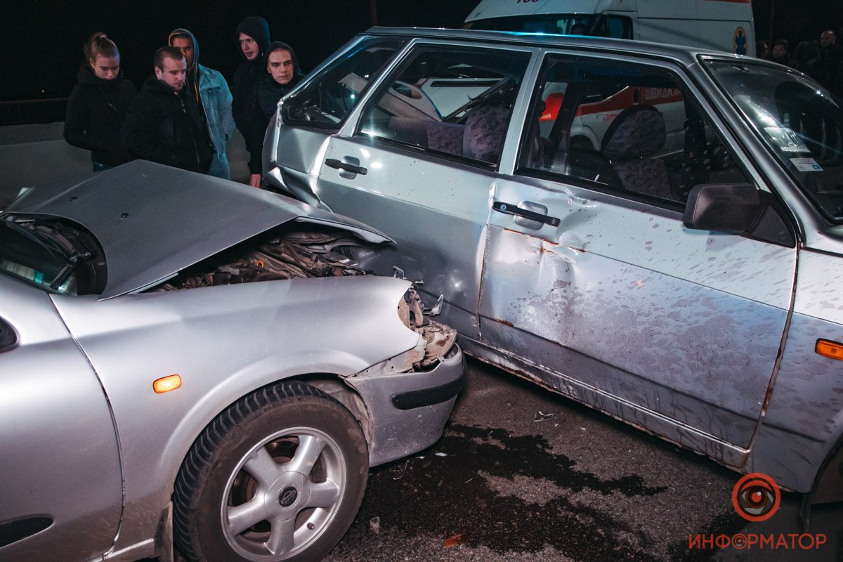 Nissan ударил ВАЗ в заднюю часть и "протащил" 15-20 метров