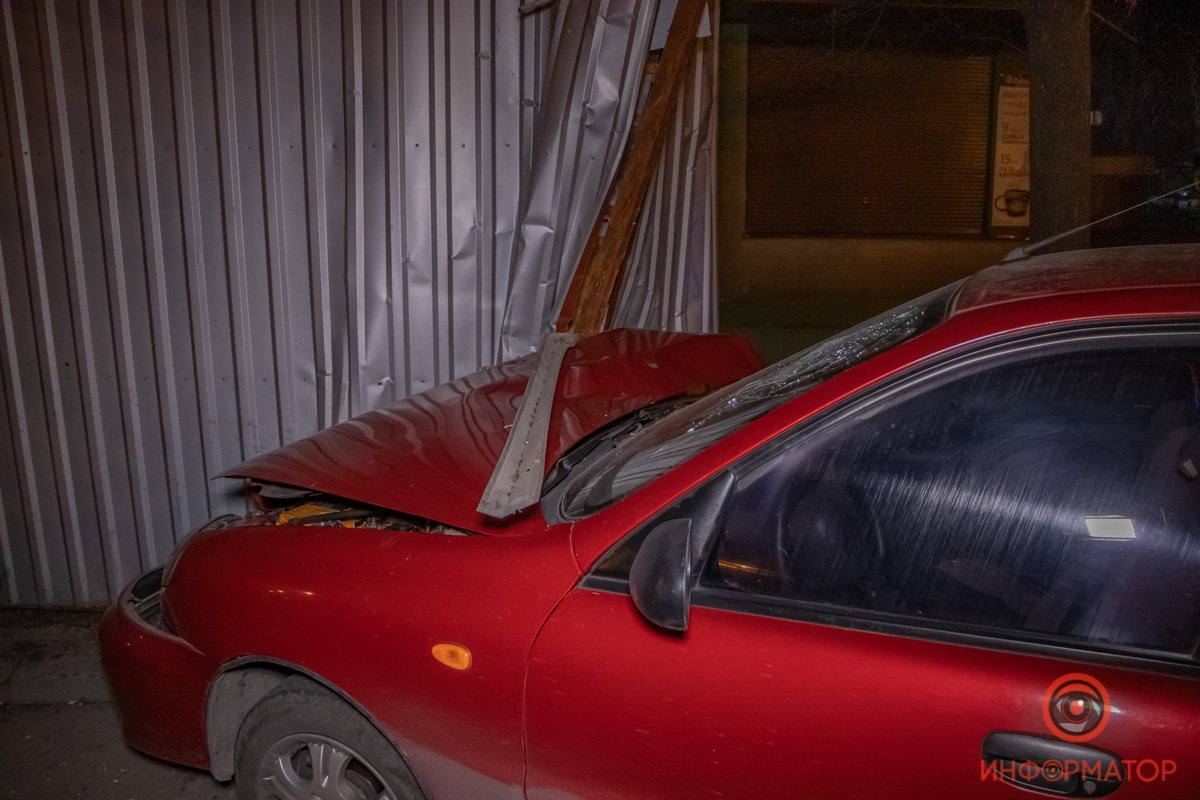 Повреждена передняя часть автомобиля Повреждена передняя часть автомобиля