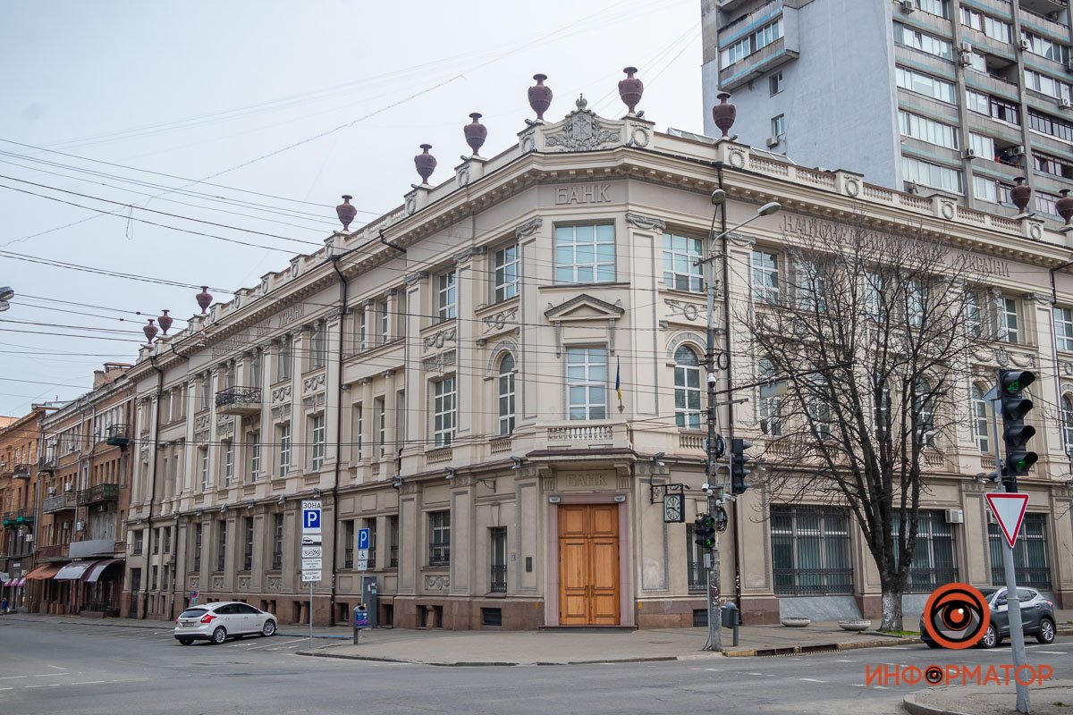 Верхние этажи украшены колоннами и декоративными картушами, которые поддерживают женские головы