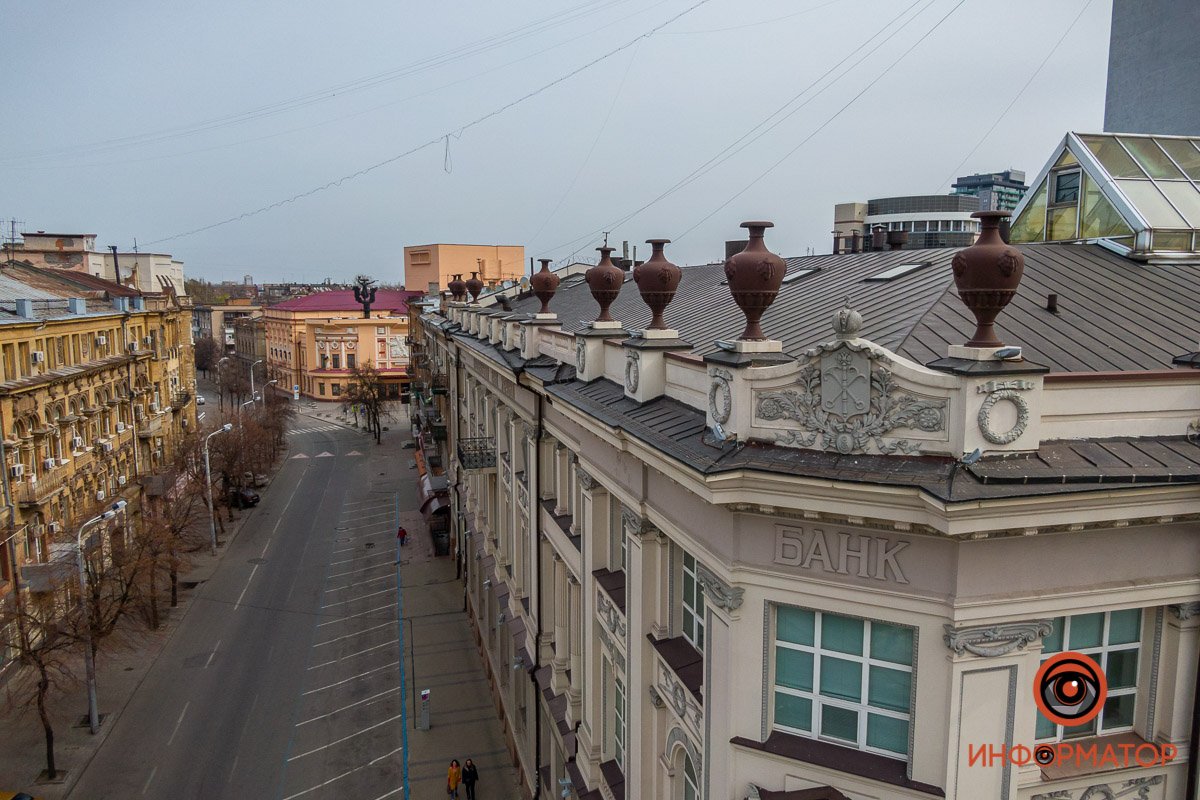 Трехэтажное здание, по форме напоминающее букву «Г», имеет приблизительно равные фасады по проспекту Яворницкого и Воскресенской