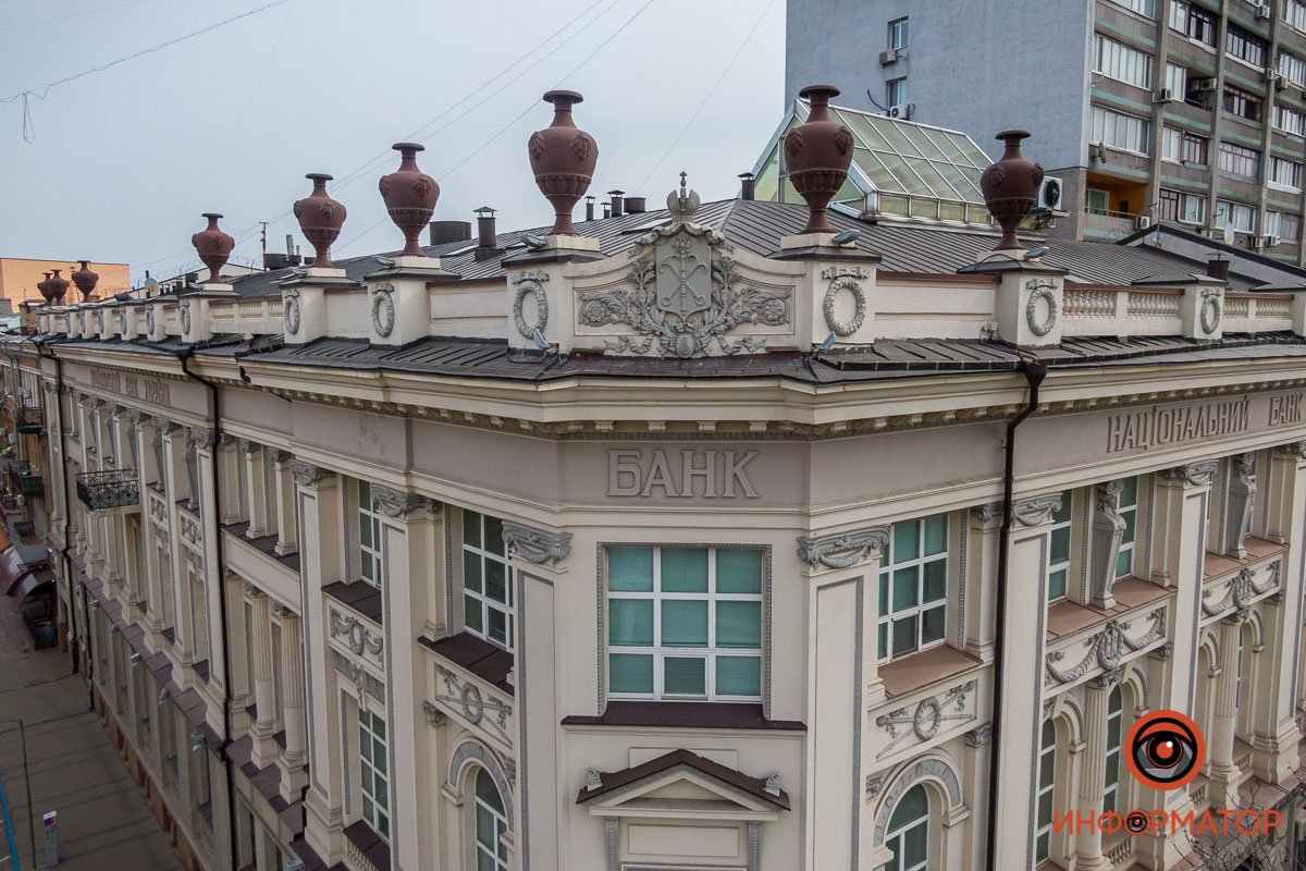 В честь открытия нового здания банк устроил 2 банкета и потратил на благотворительность более 3 тысяч рублей