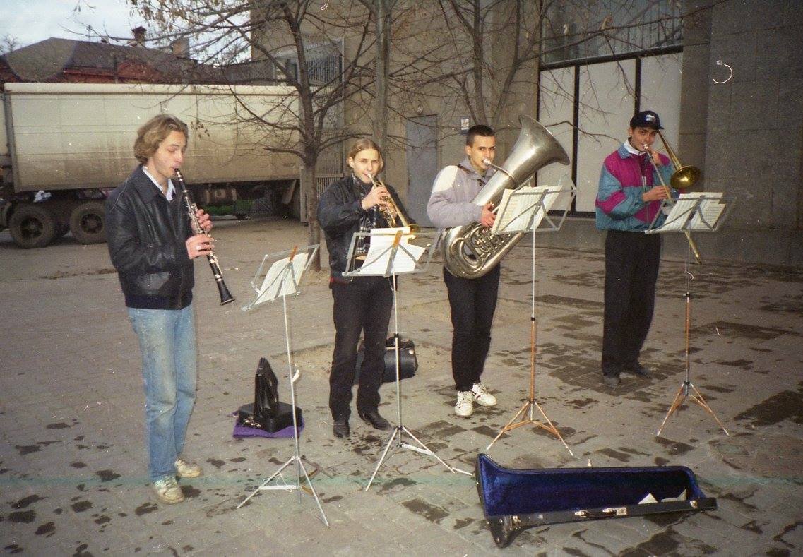 Оркестр гремит басами