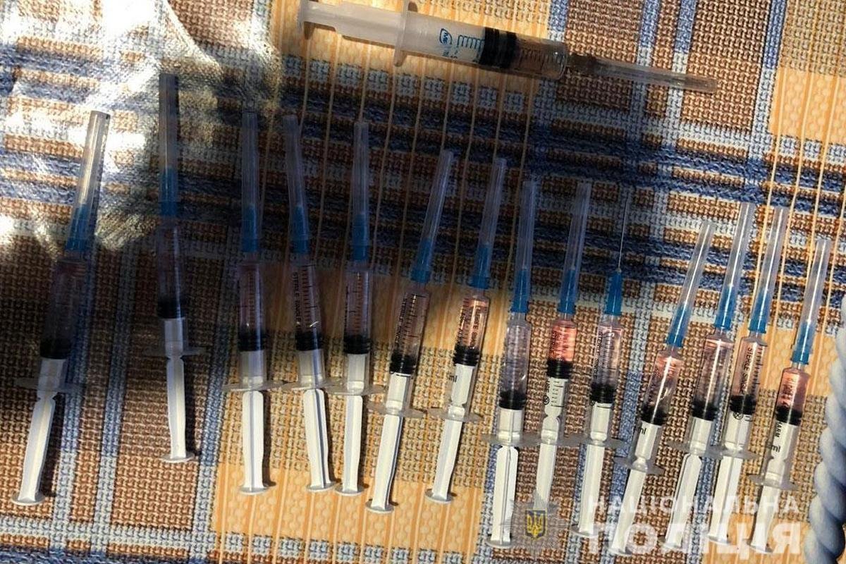 Обыски проходили и по месту жительства подозреваемых, и в их автомобилях Обыски проходили и по месту жительства подозреваемых, и в их автомобилях