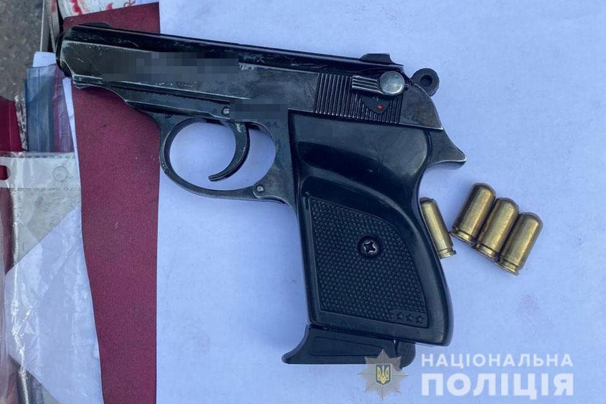 Полицейские изъяли пять пистолетов, порядка 150 патронов, шприцы, пакеты с наркотическим веществом, ножи... Полицейские изъяли пять пистолетов, порядка 150 патронов, шприцы, пакеты с наркотическим веществом, ножи...