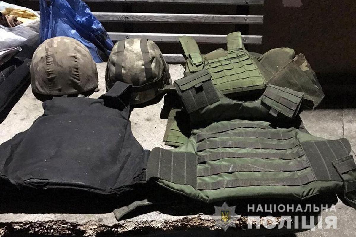 ...бронежилеты, балаклавы, рации, кастеты и другие вещи, которые были необходимы преступникам для совершения преступлений ...бронежилеты, балаклавы, рации, кастеты и другие вещи, которые были необходимы преступникам для совершения преступлений