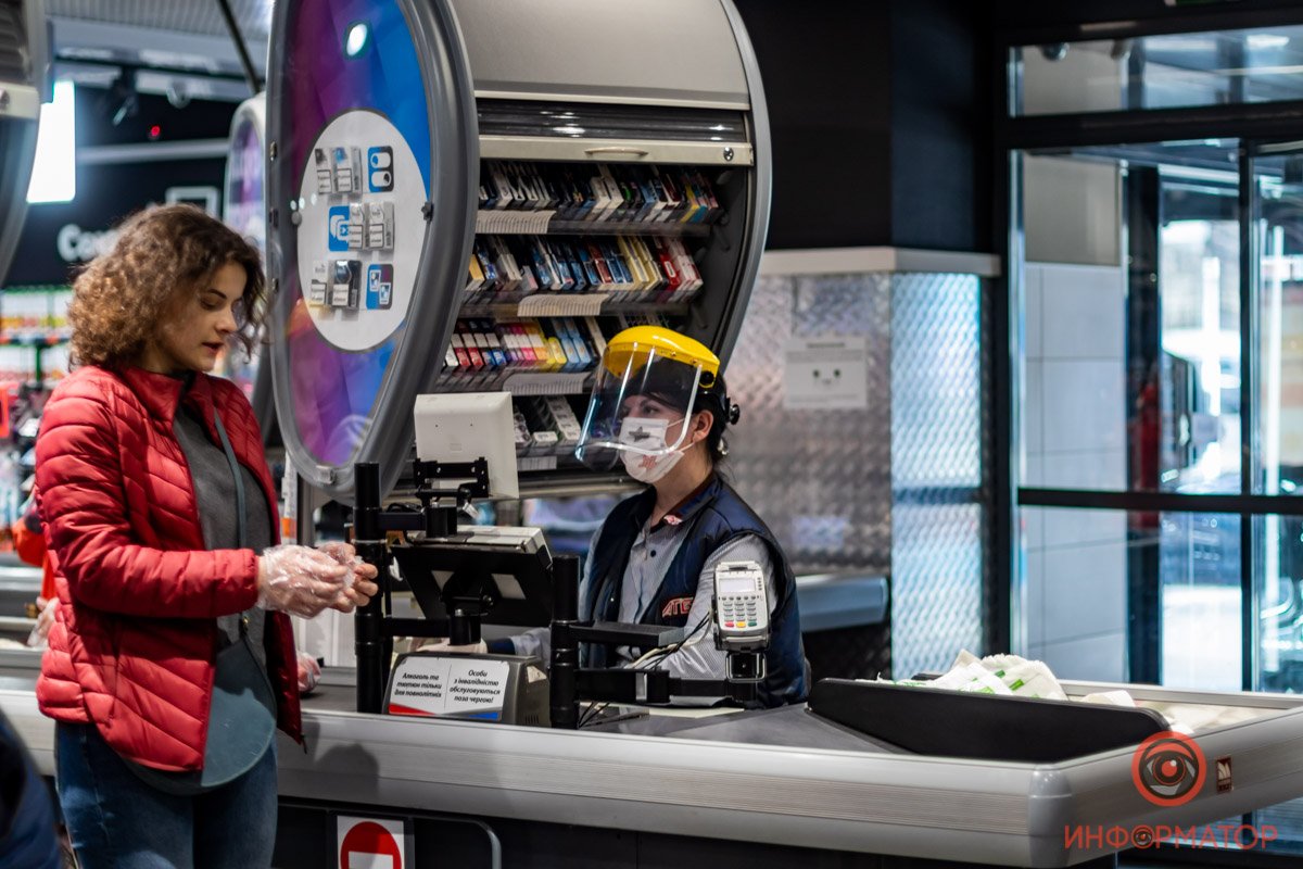 В такой экипировке жителей Днепра встречают на кассах в АТБ