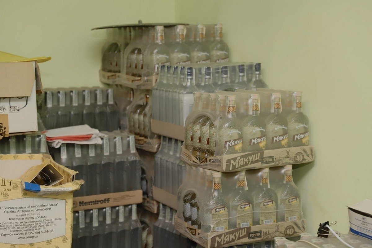 В общей сложности коммунальщики изъяли порядка 700 литров алкоголя В общей сложности коммунальщики изъяли порядка 700 литров алкоголя