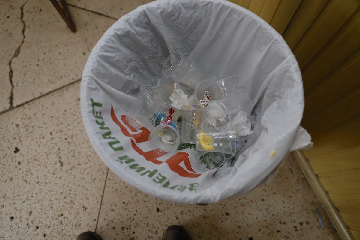 Хозяина заведения не смущало ни отсутствие документов на спиртное, ни запрет на продажу алкоголя на разлив в принципе Хозяина заведения не смущало ни отсутствие документов на спиртное, ни запрет на продажу алкоголя на разлив в принципе