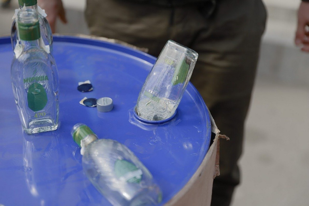 Неоднократные жалобы местных жителей привели к тому, что в магазин наведались инспекторы КП «Благоуcтрій» Неоднократные жалобы местных жителей привели к тому, что в магазин наведались инспекторы КП «Благоуcтрій»