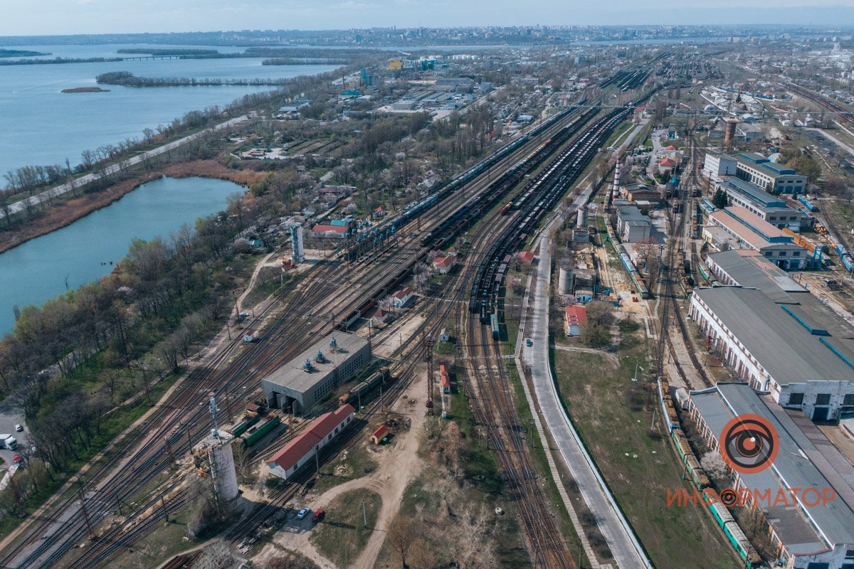 Удивительное сочетание бескрайней реки и бесконечных дорог Удивительное сочетание бескрайней реки и бесконечных дорог