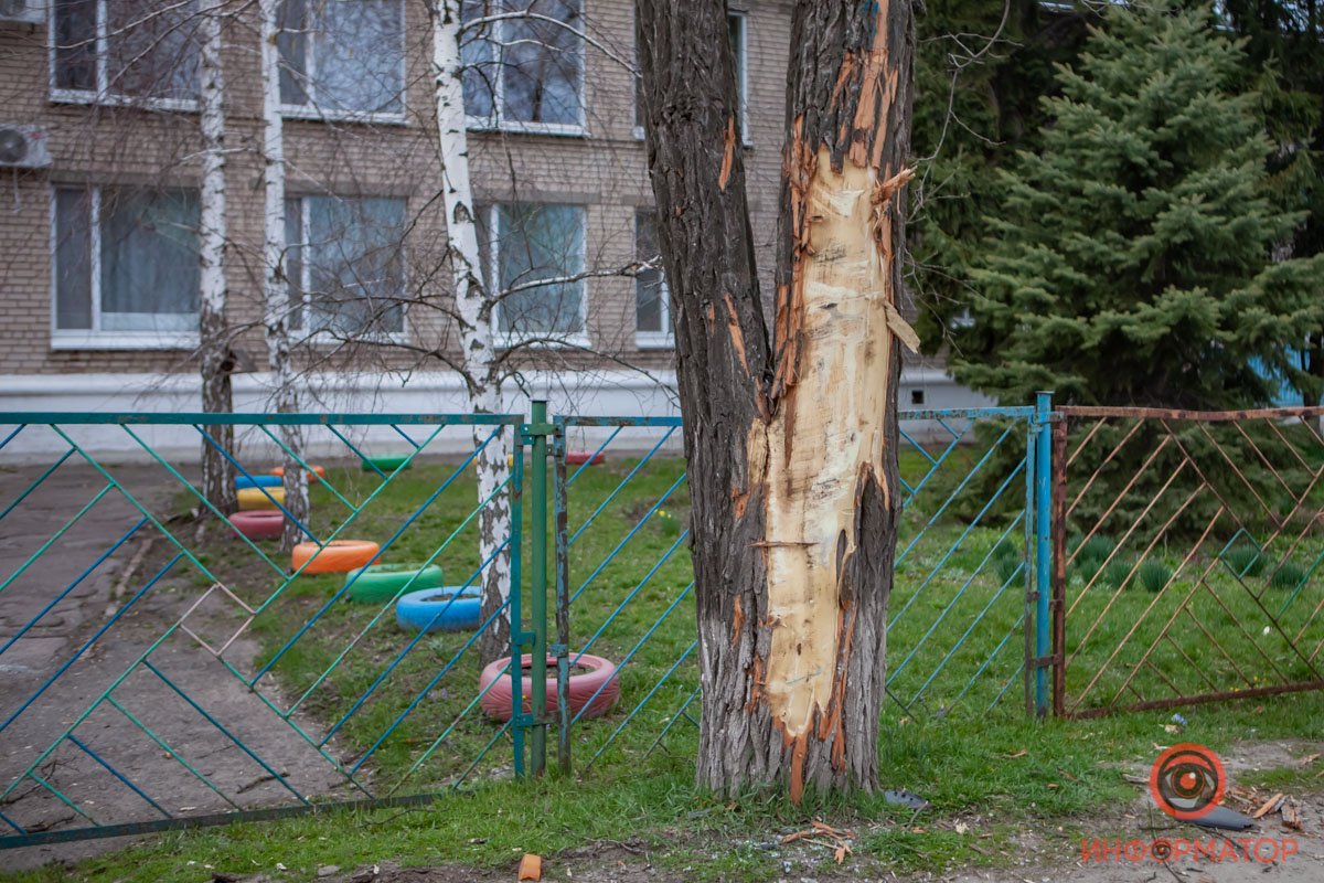 Сперва КАМАЗ зацепил дерево, после чего на скорости влетел в гараж Сперва КАМАЗ зацепил дерево, после чего на скорости влетел в гараж