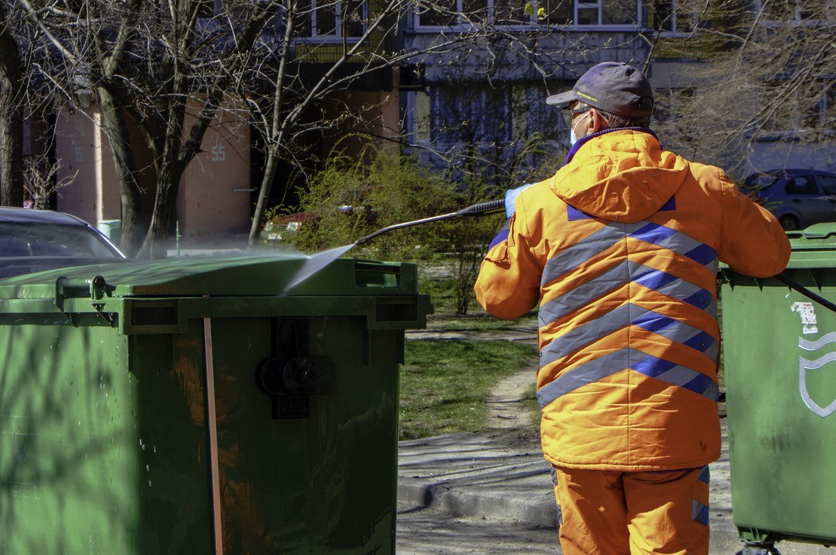 В Днепре мусорные баки дезинфицируют специальным раствором 1