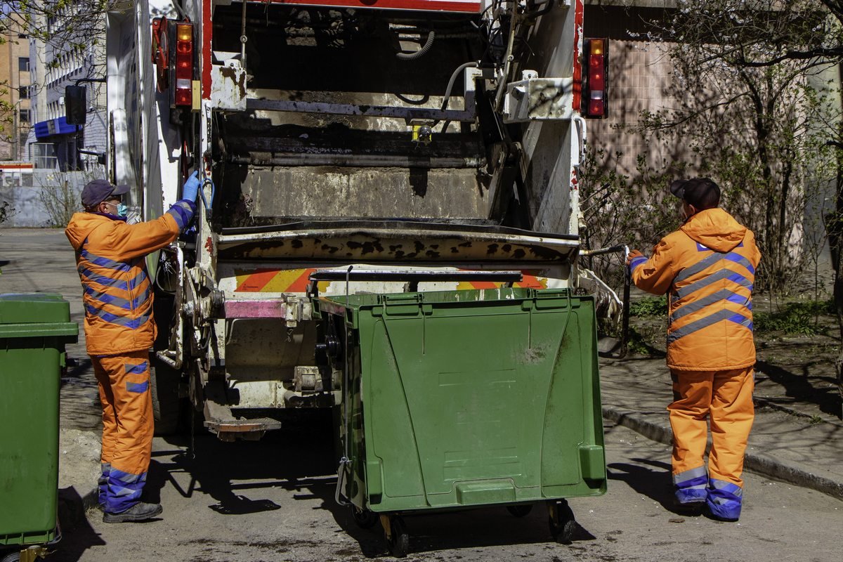 В Днепре мусорные баки дезинфицируют специальным раствором 2