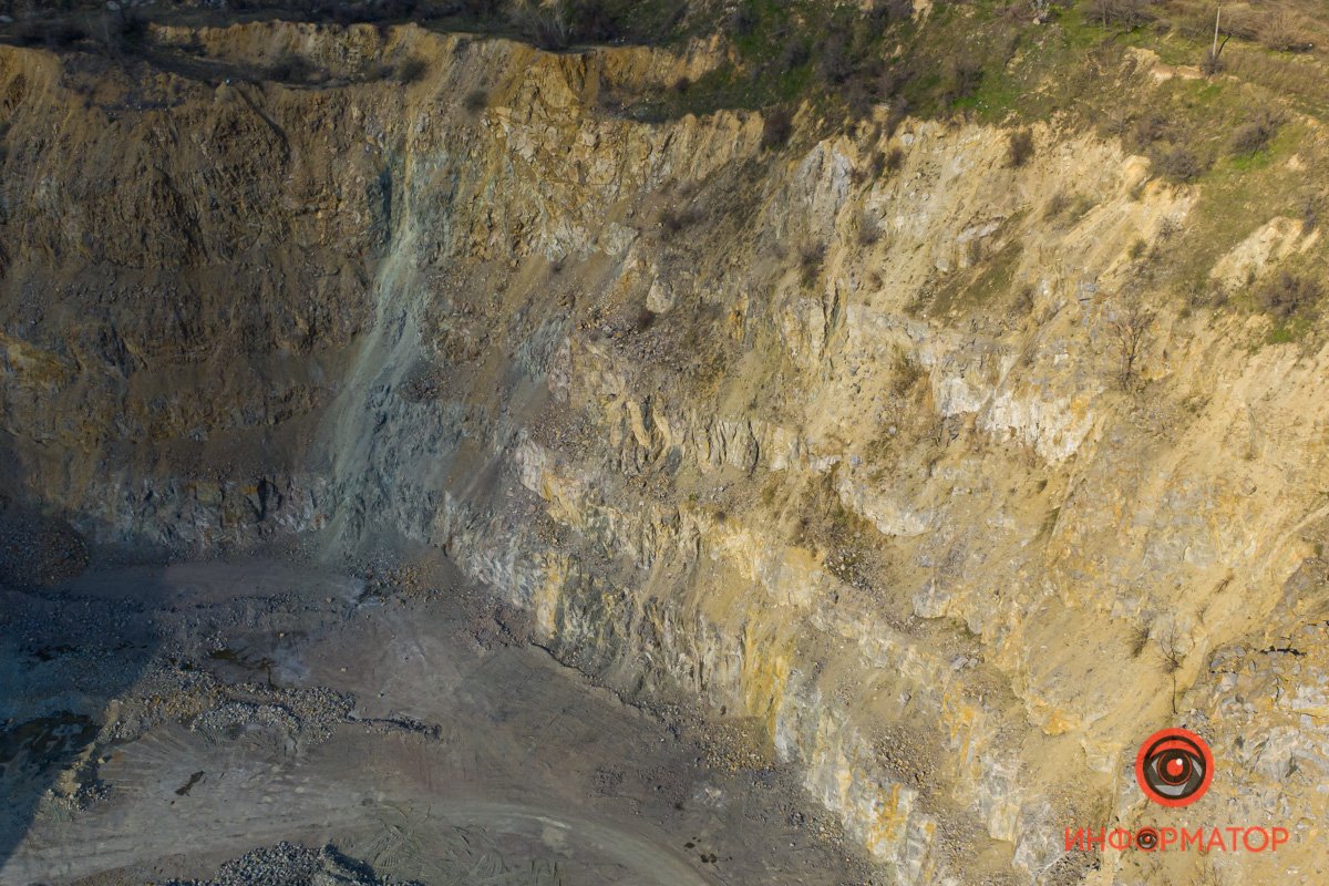 Тут добывают гранитный щебень Тут добывают гранитный щебень