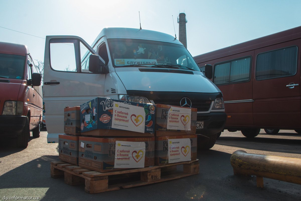 ИНТЕРПАЙП передал продуктовые наборы ветеранам заводов 4