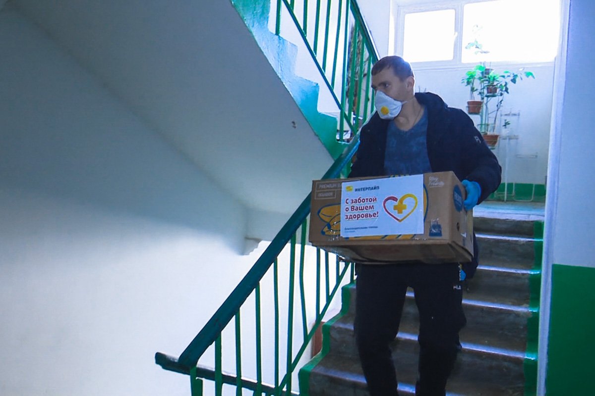 ИНТЕРПАЙП передал продуктовые наборы ветеранам заводов 8