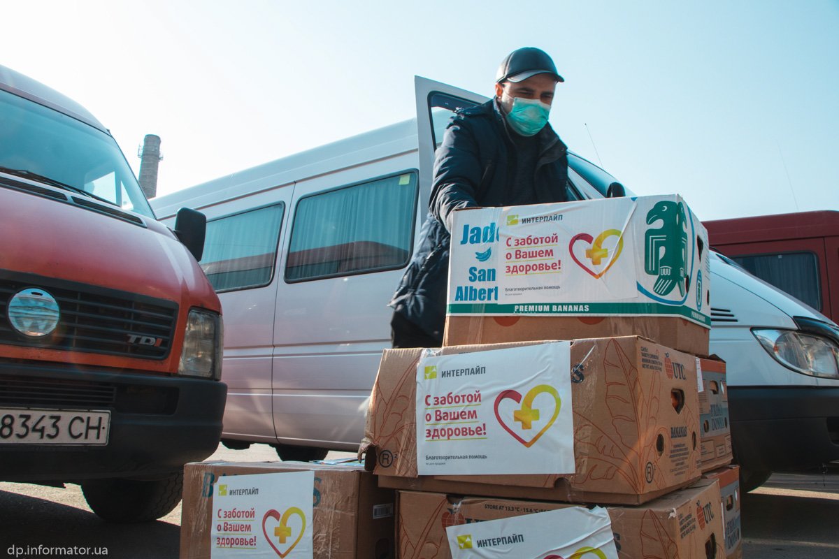 ИНТЕРПАЙП передал продуктовые наборы ветеранам заводов 9