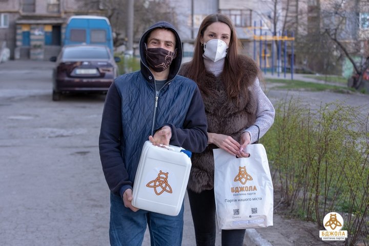 «Бджола» передала каменским ОСМД средства для дезинфекции подъездов 2