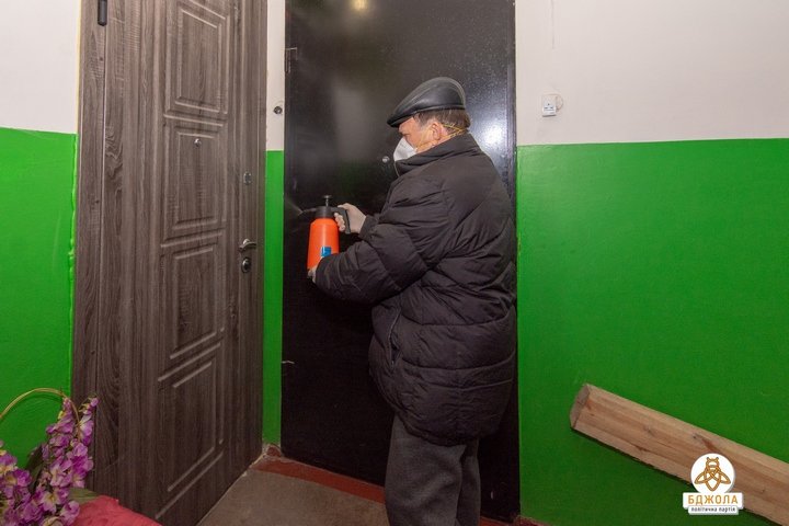 «Бджола» передала каменским ОСМД средства для дезинфекции подъездов 4