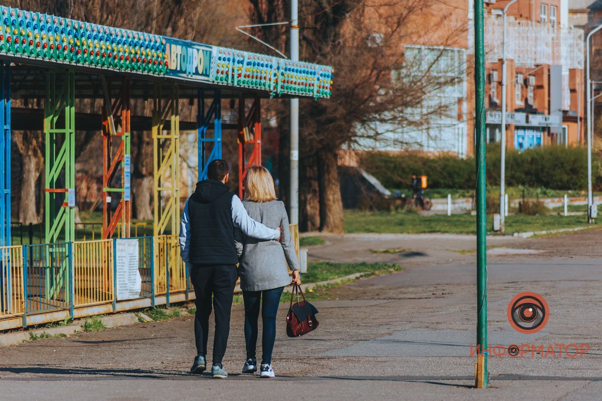 Несмотря на ленты, люди в парках есть